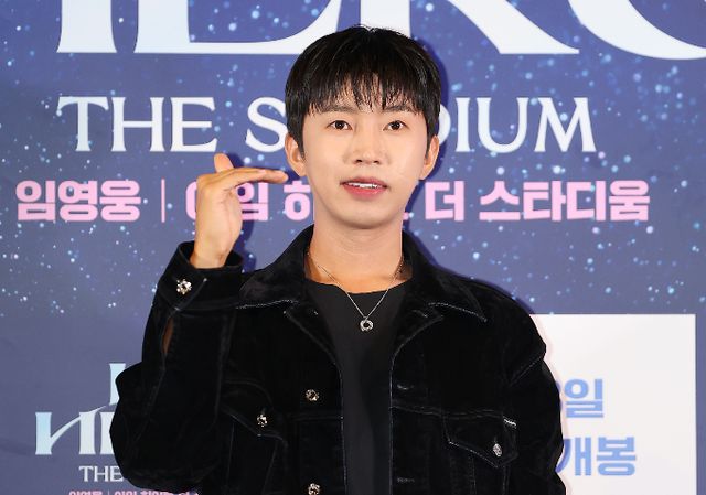 한국기업평판연구소의 연구에 따르면 11월 가수 브랜드 평판 1위는 블랙핑크, 2위는 임영웅이 차지했다. 가수 임영웅이 지난 8월22일 오후 서울 CGV 용산아이파크몰에서 열린 '임영웅│아임 히어로 더 스타디움' 무대인사에 참석해 포즈를 취하고 있다. /사진=뉴스1