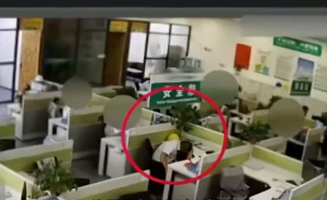 홍콩에서 야근 다음날 낮잠을 잤다는 이유로 해고된 남성이 회사를 상대로 낸 소송에서 승소해 회사로부터 배상금 약 6800만원을 받게 됐다. /사진=SCMP 갈무리