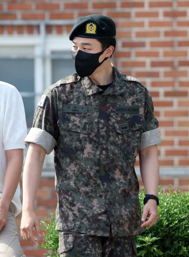 그룹 방탄소년단(BTS) 지민이 12일 오전 경기도 연천군 육군 5사단 신병교육대대에서 전역하는 방탄소년단(BTS) 진을 축하하기 위해 부대로 향하고 있다. /사진=뉴시스