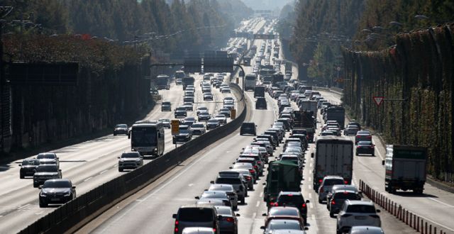 지난 2일 오전 서울 서초구 경부고속도로 잠원IC 부근에서 차량들이 이동하고 있다. /사진=뉴스1