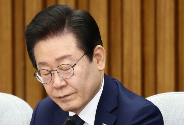 이재명 더불어민주당 대표가 지난 22일 오전 서울 여의도 국회에서 열린 더불어민주당 제1차 확대간부회의에서 각 위원장들의 발언을 들으며 생각에 잠겨 있다. /사진=뉴스1