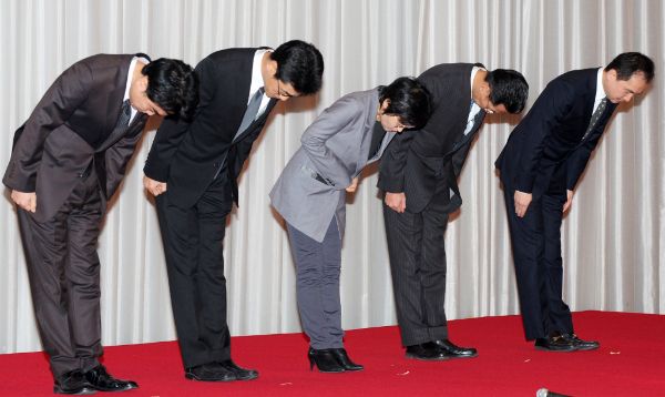 2011년 11월24일. 넥슨이 자사가 운영하는 '메이플스토리' 이용자 약 1320만명의 정보가 유출된 사실을 인지했다. 사진은 2011년 11월28일 '메이플스토리' 개인정보 유출에 대한 긴급 기자회견에서 사과하고 있는 서민 넥슨 대표, 신용석 CSO, 커뮤니케이션 센터 안인숙 센터장, 강신철 이사, 조성원 퍼블리싱 본부 본부장의 모습. /사진=머니투데이