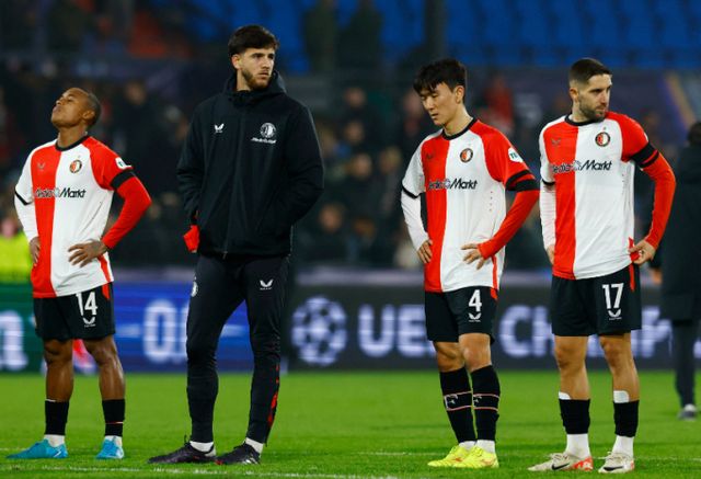 황인범(오른쪽에서 두 번째)이 지난 6일(현지시각) 네덜란드 로테르담의 스타디온 페예노르트에서 열린 2024-25시즌 유럽축구연맹(UEFA) 챔피언스리그(UCL) 리그 페이즈 4차전 잘츠부르크와의 경기가 끝난 뒤 경기장에 서있는 모습./사진=로이터 