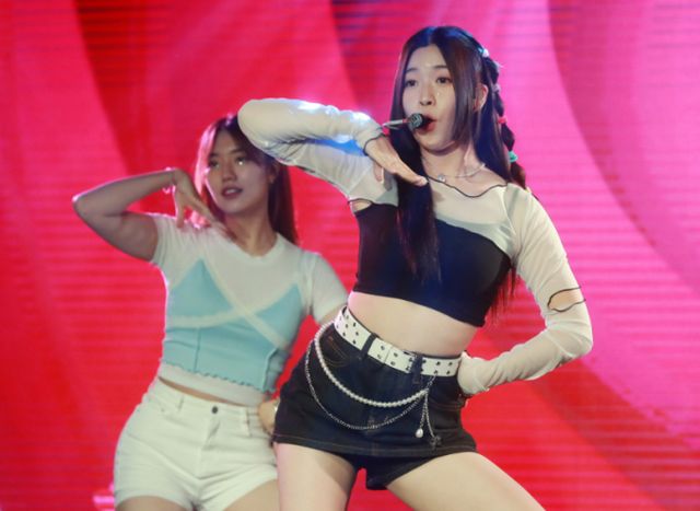 가수 성민지가 지난해 7월4일 오전 서울 마포구 롤링홀에서 진행된 첫 미니 앨범 '슈퍼스타' 발매기념 쇼케이스에서 신곡을 선보이고 있다. 사진은 기사 내용과 직접적인 관련이 없음.