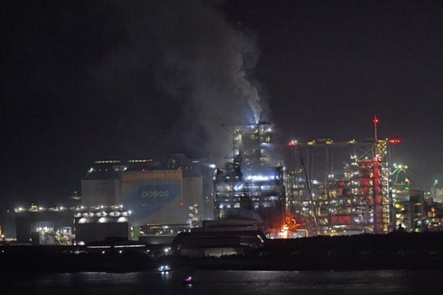 포항제철소 3파이넥스 공장서 2주만에 또 화재가 났다. 사진은 지난 24일 밤 11시18분쯤 화재가 발생한 포스코 포항제철소 파이넥스 3공장. /사진=뉴스1