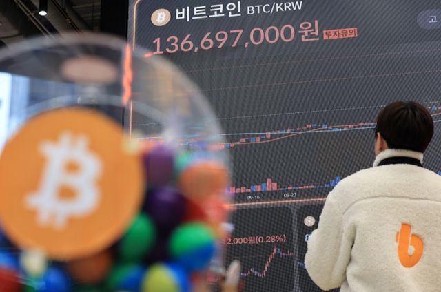  21일 서울 서초구 빗썸라운지 시황판에 비트코인을 비롯한 암호화폐 시세가 표시되고 있다. 사진은 기사 내용과 직접적인 관련이 없음. /사진=(서울=뉴스1) 박정호 기자