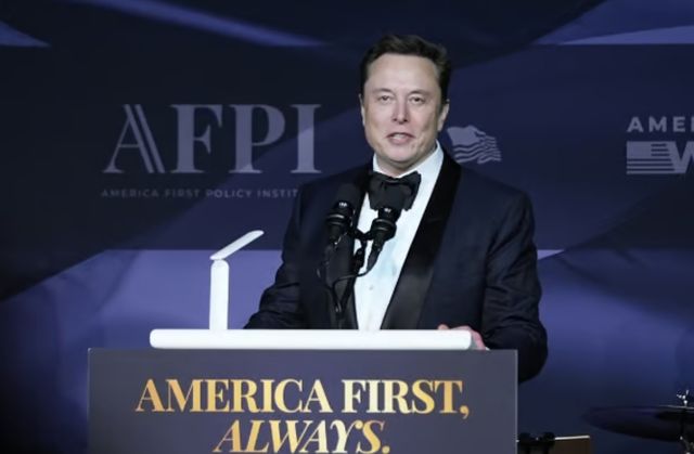 사진은 일론 머스크 테슬라 최고경영자(CEO)가 지난 14일(현지 시각) 미국 플로리다주 팜비치의 마러라고 리조트에서 열린 도널드 트럼프 대통령 당선인의 '아메리카 퍼스트' 정책 연구소(AFPI) 행사에 참석해 연설하는 모습. /사진=뉴시스