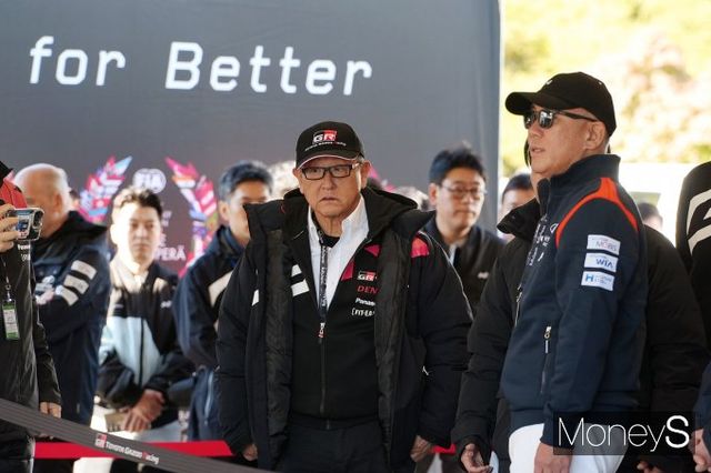 (왼쪽부터) 토요다 아키오 토요타자동차 회장과 정의선 현대차그룹 회장이 서비스파크 내 토요타 피트에서 대화를 나누고 있다. /사진=공동취재단