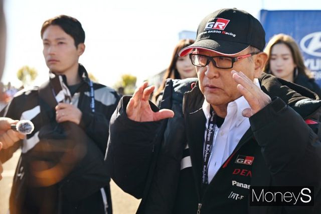 토요다 아키오 토요타 회장이 한국 기자단과 마주쳐 짧은 대화를 나눴다. /사진=공동취재단