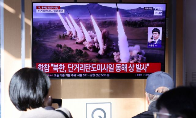 북한이 동해상으로 탄도미사일을 발사한 지난 5일 오전 서울역 대합실에서 시민들이 TV를 통해 관련 뉴스를 지켜보고 있다. /사진=뉴스1