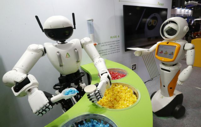 지난달 23일 경기도 고양시 킨텍스에서 열린 2024 로보월드에서 휴머노이드 로봇 앨리스4가 사탕을 담아 나르고 있다. /사진=뉴스1 박세연 기자