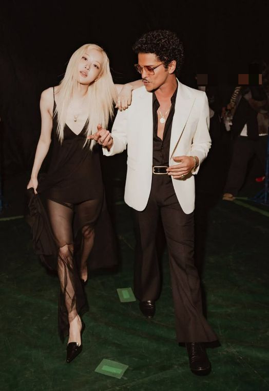 걸그룹 블랙핑크 멤버 로제(왼쪽)가 브루노 마스와 함께 한 2024 MAMA 공연 인증샷을 공개했다. /사진=로제 인스타그램