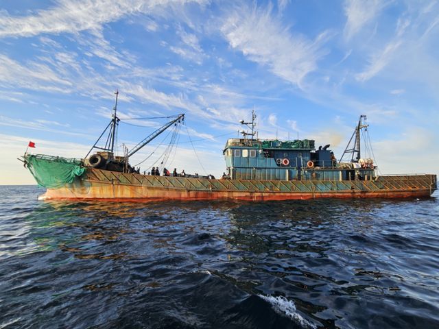 선박국적증서를 비치하지 않고 어업활동을 한 중국어선이 해경에 나포됐다. 사진은 지난달 5일 오전 4시쯤 인천 옹진군 해상에서 불법조업한 중국어선 한척이 서해5도특별경비단에 나포된 모습. /사진=뉴스1