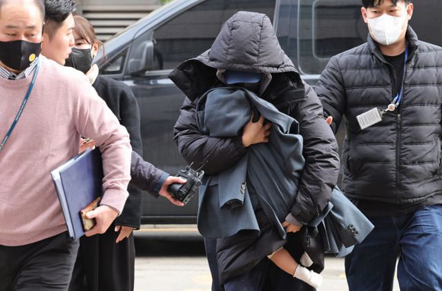  배우 이선균을 협박해 3억여원을 뜯은 혐의로 기소된 유흥업소 실장과 전직 영화배우에게 검찰이 중형을 구형했다.사진은 지난해 11월 서울 서초구 중앙지방법원에서 열린 1심 선고 공판에 출석한 배우 이선균을 협박한 전직 배우. /사진=뉴스1