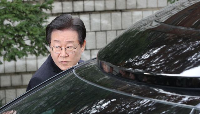 1심 법원이 이재명 더불어민주당 대표의 위증 교사 혐의에 대해 25일 무죄를 선고하자 검찰은 "납득하기 어렵다"며 항소해 다투겠다고 밝혔다.사진은 25일 서울 서초구 중앙지방법원에서 위증교사 혐의 재판 1심 선고 무죄 판결을 받은 뒤 법원을 떠난 이재명 더불어민주당 대표. /사진=뉴시스