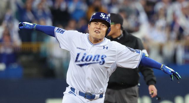 삼성라이온즈가 지난 25일 내부 FA 김헌곤과 계약기간 2년 최대 6억원(계약금 2억원, 연봉 1억원, 옵션 1억원) 조건으로 계약했다고 전했다. 사진은 지난달 25일 대구 수성구 대구삼성라이온즈파크에서 열린 2024 KBO 포스트시즌 한국시리즈 3차전 KIA 타이거즈와 삼성 라이온즈의 경기 7회말 무사 삼성 김헌곤이 솔로포를 친 모습. /사진=뉴시스 