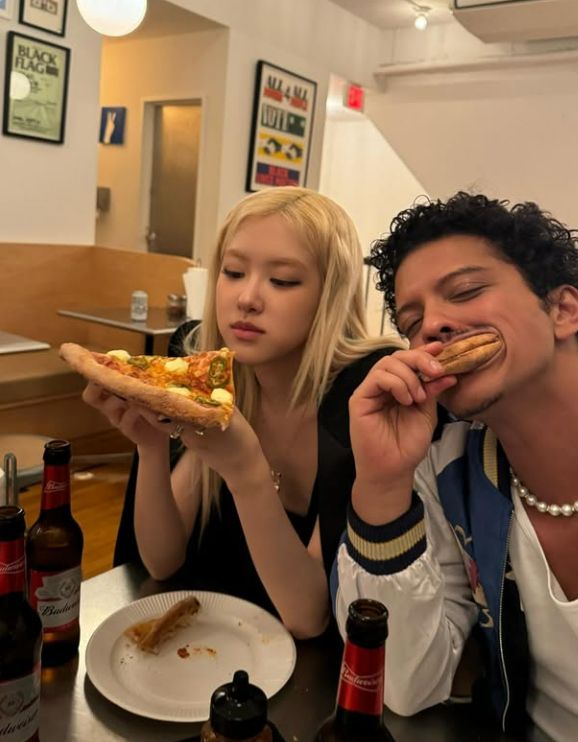 걸그룹 블랙핑크 멤버 로제(왼쪽)가 브루노 마스와 함께한 일상을 공유했다. /사진=로제 인스타그램