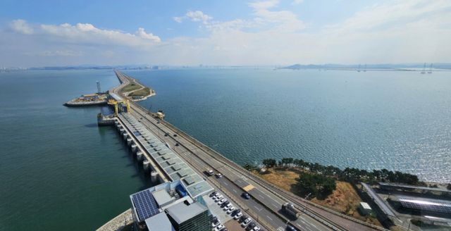 경기 안산시 시화호에서 한 남성이 수영하고 있다는 신고가 접수돼 관계당국이 수색에 나섰다. 사진은 달전망대에서 바라본 시화호 모습. /사진=뉴시스