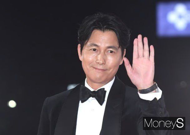 배우 정우성(51)이 모델 문가비(35)가 낳은 아들의 생부라는 소식이 전해진 가운데, 지난 7월 그가 유엔난민기구 친선대사직을 사임한 사실도 재조명을 받고 있다.사진은 지난 2022년 11월 서울 영등포구 여의도KBS홀에서 열린 제43회 청룡영화상 레드카펫 행사에 참석한 배우 정우성. /사진=장동규 기자