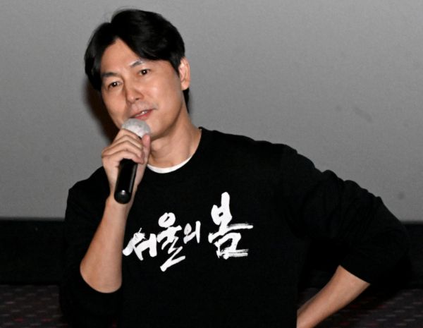 모델 문가비(35) 아들의 친부가 배우 정우성(51)으로 드러난 가운데 이를 두고 누리꾼들이 그의 SNS에 다양한 댓글이 달리고 있다. 사진은 지난해 12월 영화 '서울의 봄' 무대인사 중인 정우성의 모습. /사진=뉴시스