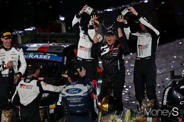 일본 랠리에서 우승한 선수들이 토요다 아키오 회장에게 샴페인을 뿌리며 함께 축하하고 있다. /사진=토요타 공동취재단