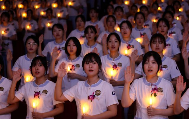 가천대학교 메디컬캠퍼스에서 열린 제77회 나이팅게일 선서식에서 임상실습을 앞둔 간호대학 2학년 학생들이 촛불을 들고 선서를 하는 모습.사진=뉴시스