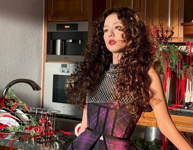 걸그룹 블랙핑크 멤버 지수가 크리스마스 분위기로 시선을 사로잡았다. /사진=지수 인스타그램