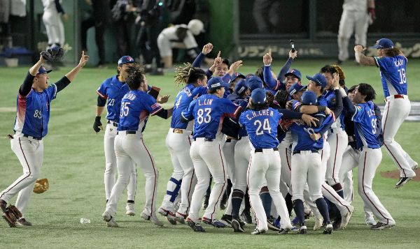 타이완이 2024 세계야구소프트볼연맹(WBSC) 프리미어12 사상 첫 우승을 달성했다. 사진은 지난 24일 일본 도쿄돔에서 열린 결승전에서 승리 후 세레머니 중인 타이완 선수단의 모습. /사진=로이터