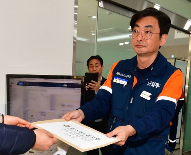  한국노총 금속노련 포스코노동조합이 쟁의행위에 나설 수 있는 자격을 획득했다. 사진은 지난 4월 한국노총 금속노련 포스코노동조합 김성호 위원장이 8일 고용노동부 포항지청에 노조 탈퇴 등 사측의 부당노동행위 등에 대한 고발장을 접수하는 모습. /사진=뉴스1