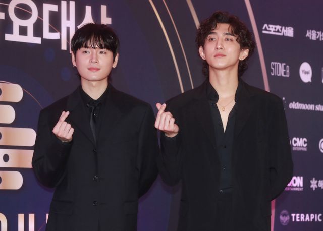 밴드 잔나비가 학교폭력 논란으로 팀을 탈퇴한 유영현과 최근까지 함께 일해온 것으로 드러나 뭇매를 맞았다. 지난해 1월 서울 올림픽공원 KSPO DOME에서 진행된 제32회 서울가요대상 레드카펫 행사에 참석한 밴드 잔나비. /사진=머니투데이