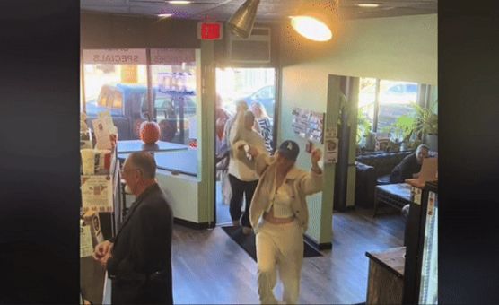 미국 한 카페에서 입장시 춤을 추면 무료로 커피를 제공하는 댄스 이벤트가 화제가 되고 있다. /사진=틱톡 캡쳐