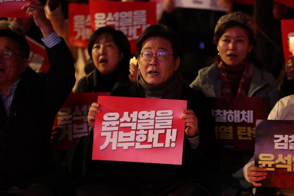 이재명 더불어민주당 대표의 위증교사 1심 선고가 25일 나오는 가운데 공직선거법 1심에 이어 또 피선거권 박탈형이 선고될 경우 상당한 파장이 예상된다. 사진은 지난 23일 서울 광화문광장 앞 도로에서 열린 '김건희·윤석열 국정농단 규탄·특검 촉구 제4차 국민행동의 날' 집회에서 구호를 외치고 있는 이 대표의 모습. /사진=뉴스1