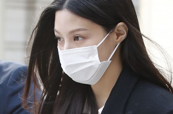 입시비리 혐의로 재판에 넘겨져 1심에서 벌금형을 선고받은 조국 조국혁신당 대표 딸 조민(32)씨의 항소심이 다음달 18일 시작된다. 사진은 지난 3월 서울 서초구 서울중앙지방법원에서 열린 선고 공판을 마친 뒤 나오는 조씨의 모습. /사진=뉴스1