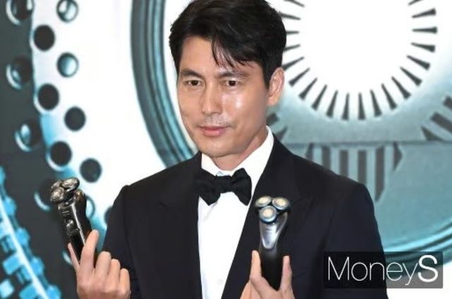 MBC '무한도전'이 정우성의 미래까지 예언했다는 말이 돌고 있다. 사진은 지난 2019년 6월 서울 중구 소공동 롯데백화점 본점 팝업스토어에서 열린 필립스코리아 세계 최초로 앱과 연동되는 면도기 'S7000 스마트'(Smart) 출시 기념 행사에 참석한 배우 정우성. /사진=장동규 기자