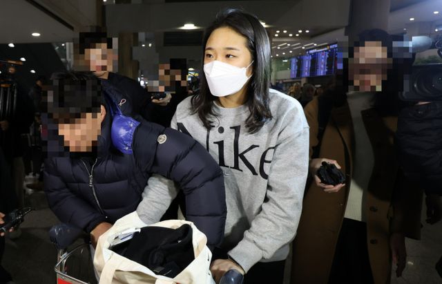 안세영(삼성생명)이 2024 세계배드민턴연맹(BWF) 월드투어 슈퍼 750 중국 마스터스에서 우승한 뒤 귀국했다. 귀국 환영인사에도 안세영은 별도의 소감을 밝히지 않았다. 사진은 안세영이 지난 25일 인천국제공항을 통해 귀국한 모습. /사진=뉴시스