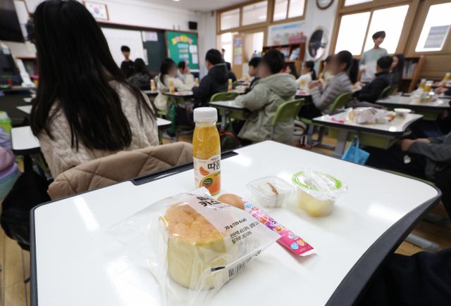 한국교원단체총연합회의 설문조사 결과 전국 교원의 10명 중 9명이 학교 비정규직 노동자의 파업을 반대하며 파업 시 대체인력을 고용해야 한다고 생각하는 것으로 나타났다. 사진은 지난 21일 전국학교비정규직노동조합 대구지부와 대구학교비정규직연대회의(대구학비연대회의) 소속 노동자들이 총파업에 돌입한 지난 21일 대구 시내 한 초등학교 교실에서 학생들이 대체급식으로 나온 빵·달걀 등으로 점심을 준비하고 있는 모습. /사진=뉴스1