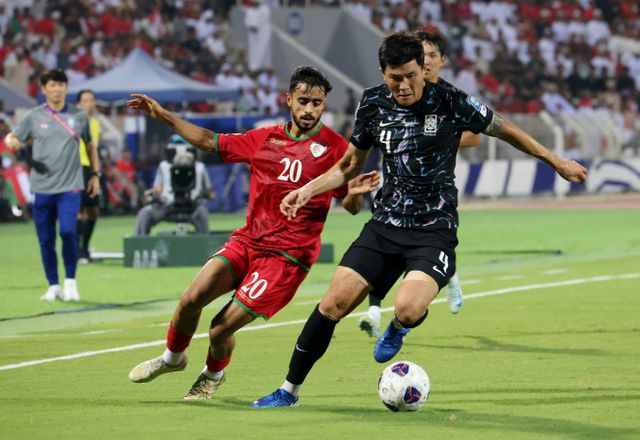 바이에른 뮌헨(독일) 수비수 김민재가 유럽축구연맹(UEFA) 챔피언스리그(UCL)에서 첫 골을 넣었다. 사진은 지난 9월10일(현지시각) 오만 무스카트 술탄 카부스 스포츠 컴플렉스에서 진행된 오만과의 월드컵 예선 경기에서 뛴 김민재(오른쪽)의 모습. /사진=로이터