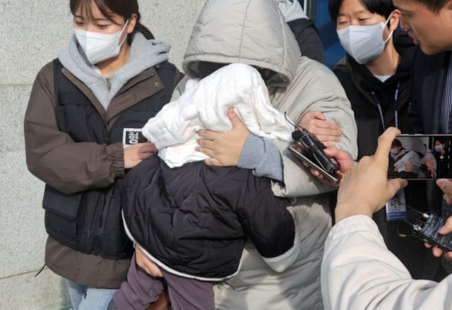 장애를 가지고 태어난 아기를 출산 일주일 만에 살해한 혐의를 받는 30대 부부가 산부인과 의사와 범행을 공모한 정황이 드러났다. 사진은 지난 25일 구속 전 피의자 심문을 받은 뒤 나오는 모습. /사진=뉴스1