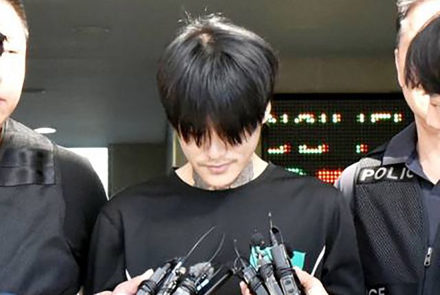 일면식도 없는 10대 여고생을 쫓아가 살해한 박대성(30)이 2차 재판에서도 '살인 예비' 혐의를 부인했다. 사진은 지난달 순천경찰서에서 검찰로 송치되는 모습. /사진=뉴스1