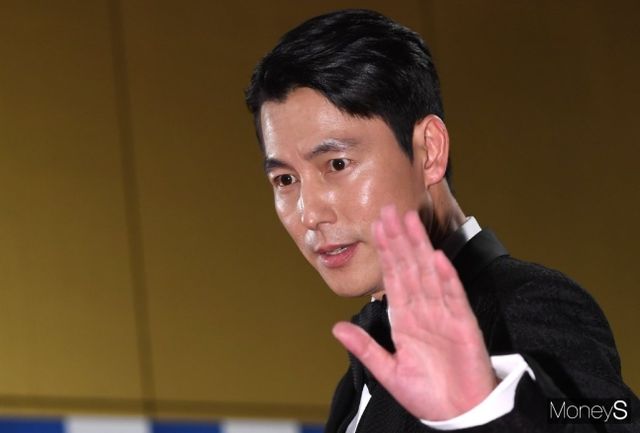 배우 정우성이 혼외자 논란 여파로 청룡영화상 참석을 재검토한다. 사진은 지난 2019년 11월 인천광역시 중구 영종도 파라다이스시티에서 열린 '제40회 청룡영화상' 레드카펫 행사에 참석한 배우 정우성. /사진=장동규 기자