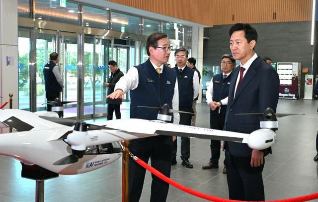 지난 25일 오세훈 서울시장의 한국항공우주산업(KAI) 방문으로 KAI가 서울형 도심항공 교통사업에 미래항공기체(AAV)를 공급할 것이라는 기대감이 상승하고 있다. 오세훈 서울시장(왼쪽)이 강기영 KAI 사장(오른쪽)으로부터 AAV에 대한 설명을 듣고 있다. /사진=서울특별시