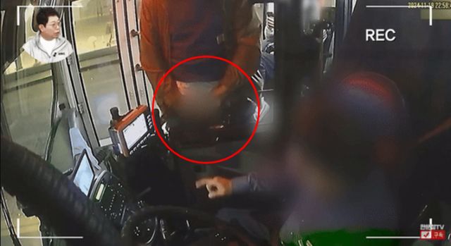 한 남성이 술에 취해 버스 안에서 흡연을 하다 이를 말리는 운전기사 몸에 방뇨를 하고 폭행한 사건이 알려졌다. /사진=유튜브 채널 '한문철 TV' 캡처
