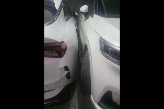 1년간 민폐 주차를 하는 이웃 때문에 스트레스를 받는다는 사연이 화제다. /사진=온라인 커뮤니티 갈무리