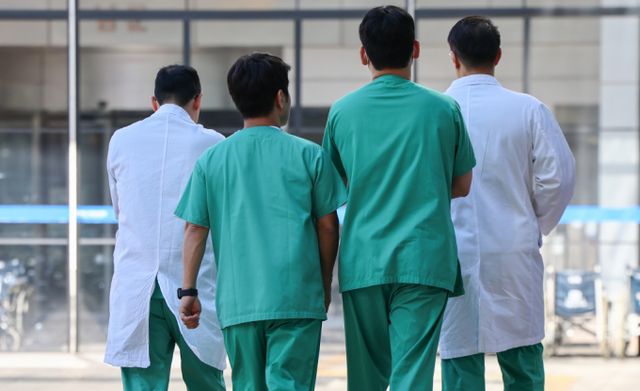 병원을 이탈한 전공의 중 절반 이상이 일반의로 의료 현장에 복귀한 것으로 나타났다. 사진은 서울 시내 한 병원에서 의료진이 이동하는 모습. /사진=뉴스1
