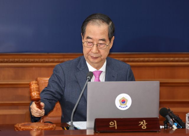 '윤석열 대통령 배우자 김건희의 주가조작 사건 등의 진상규명을 위한 특별검사 임명 등에 관한 법률안'(김건희 여사 특검법)에 대한 재의요구권(거부권) 행사 건의안이 세번째로 의결됐다. 사진은 한덕수 국무총리가 26일 서울 종로구 정부서울청사에서 김건희 여사 특검법 재의요구안을 심의 의결하는 국무회의에서 의사봉을 두드리는 모습. /사진=뉴시스