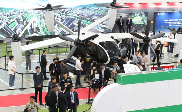 지난달 열린 대구 엑스코에 마련된 도심항공교통(UAM) 특별관을 시민들이 관람하고 있다. /사진=뉴스1