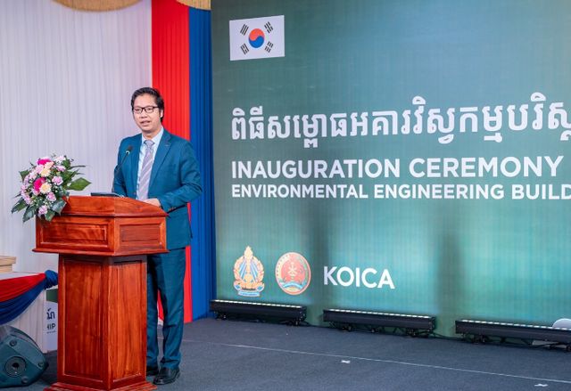한국 정부 지원으로 캄보디아 최초 환경공학과가 문을 열었다. 지난 25일(현지시각) 캄보디아 수도 프놈펜에 위치한 왕립프놈펜대학교에서 열린 환경공학과 전용 건물 개소식에서 산 바타나 캄보디아 교육청소년체육부(MoEYS) 차관 겸 캄보디아 왕립프놈펜대학교 이사장이 인사말을 통해 한국 정부와 코이카에 사의를 표하고 있다. /사진=코이카