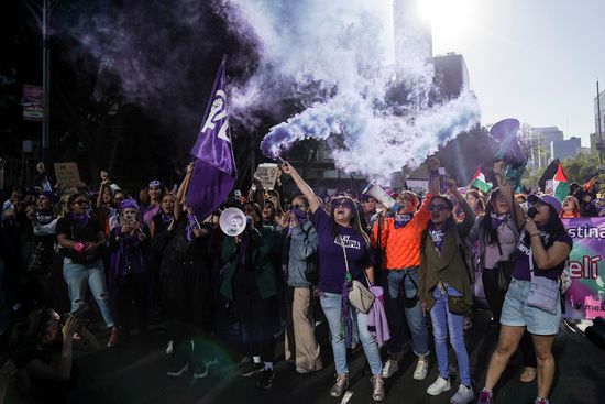 지난 25일(현지시각) 멕시코 멕시코시티에서 열린 국제 여성 폭력 근절의 날을 기념하기 위한 시위에 사람들이 참여하고 있다. /사진=로이터