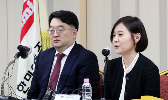 지난 3월 한미약품그룹·OCI그룹 통합 관련 기자회견에 참석한 이우현 OCI그룹 회장(왼쪽)과 임주현 한미사이언스 부회장. /사진=뉴스1