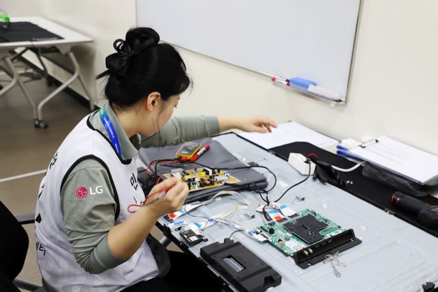 LG전자 서비스 매니저들이 글로벌 사업장 곳곳에서 열린 '2024 서비스 올림픽'에 출전해 수리 및 상담 역량을 뽐내고 있다. /사진=LG전자